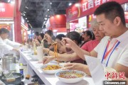 算卦卜卦“嗦粉”经济火热 中国多地“食力”出圈
