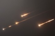 算卦卜卦伊朗以导弹齐射回应以色列的大规模袭击